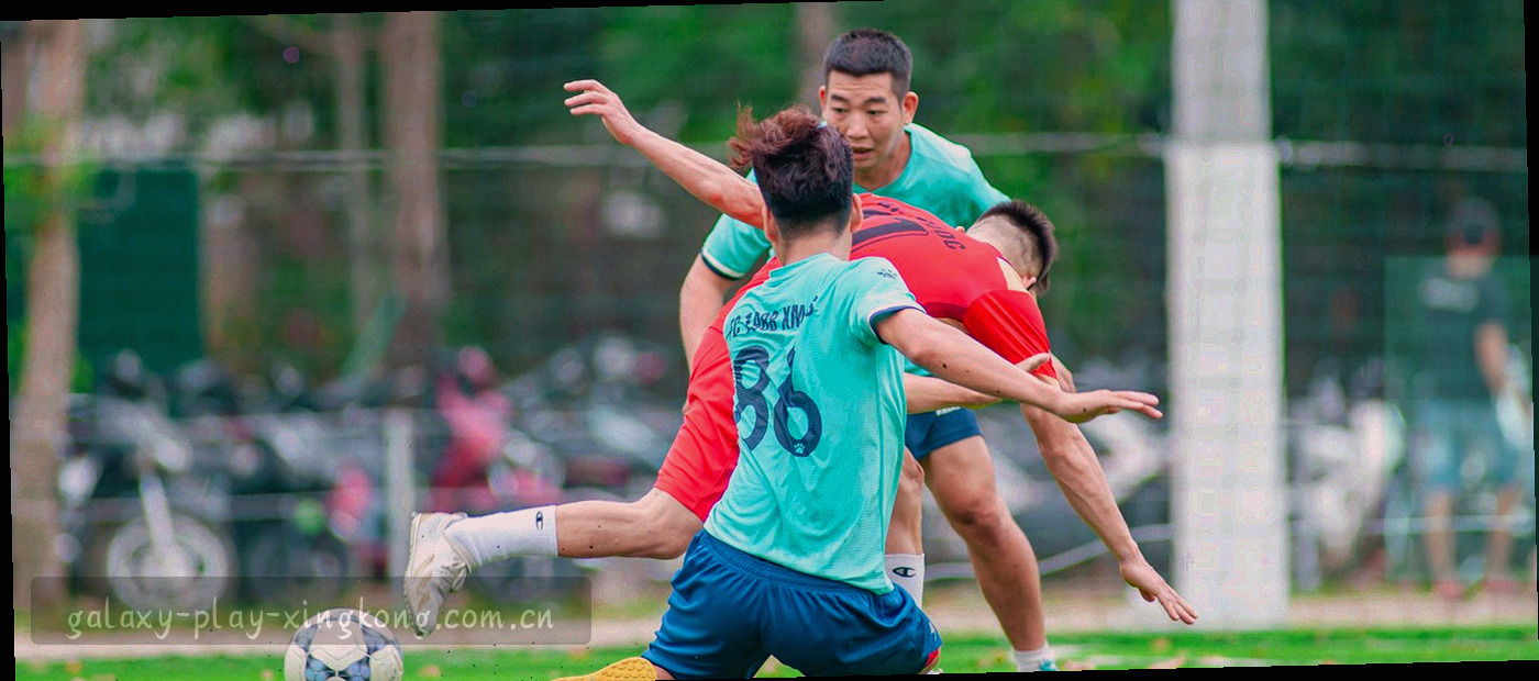 深色背景上叠加的球场线条与数据刻度，青色细线勾出射门轨迹